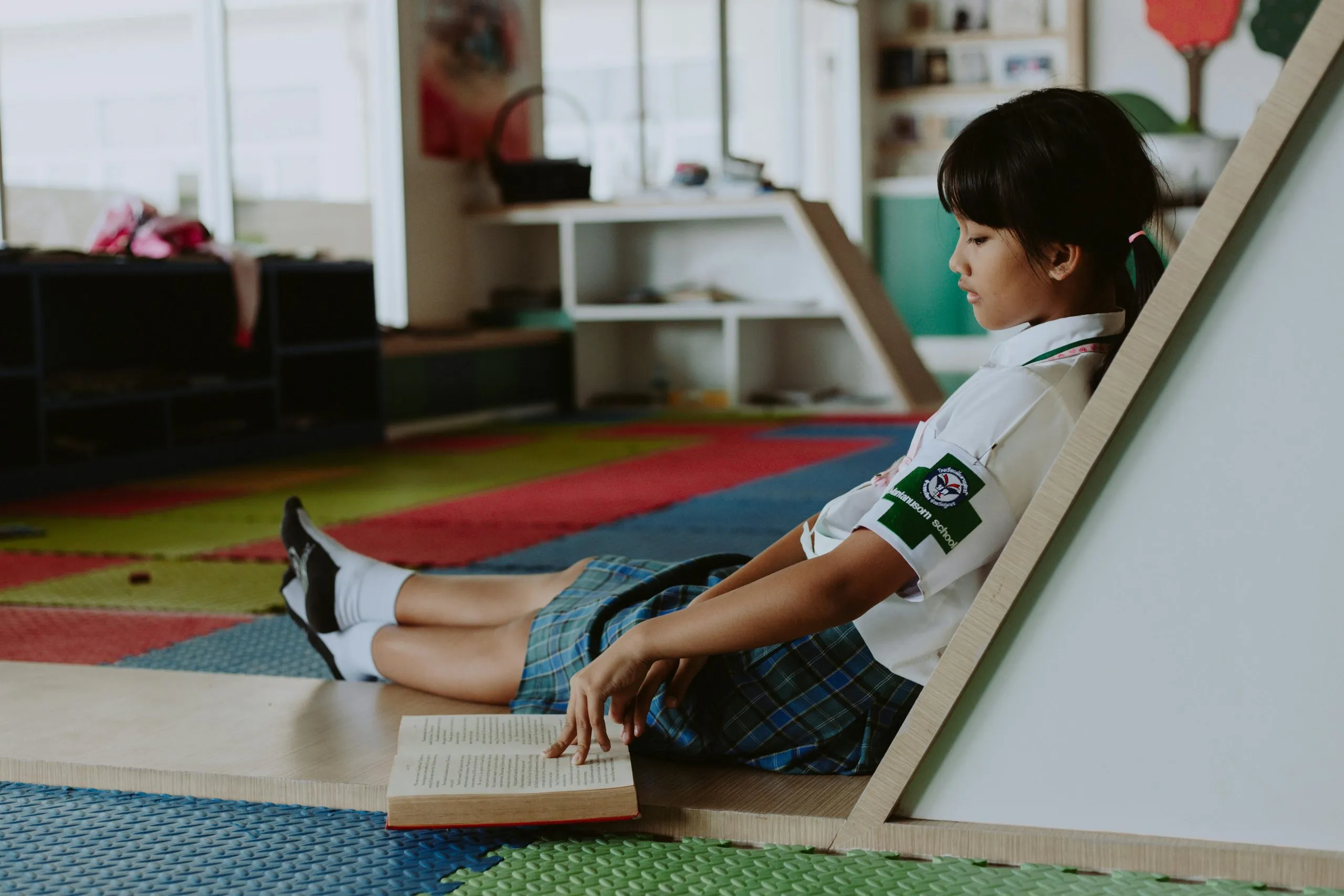 What are the signs of a happy confident child?